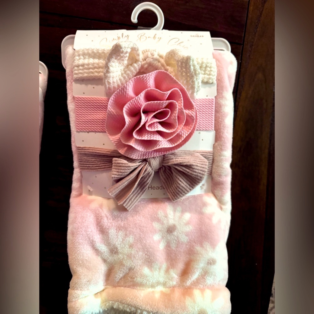 Super soft baby blankets with three matching headband bows!